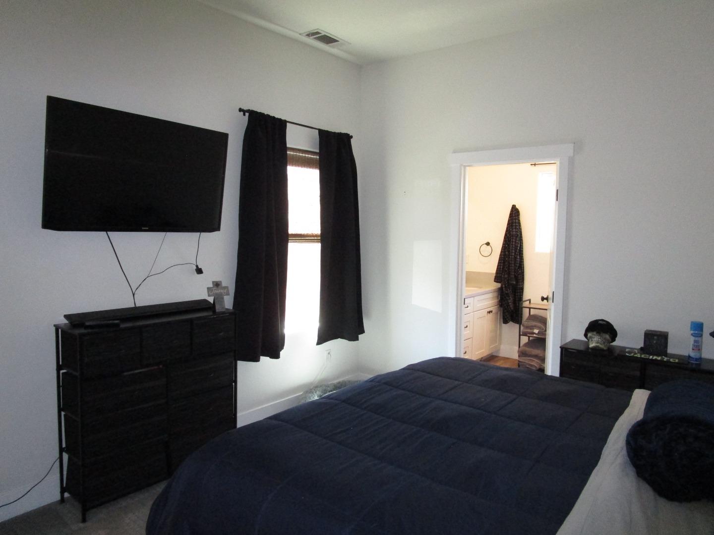 Detail Gallery Image 8 of 16 For 1098 San Benito St, Hollister,  CA 95023 - 3 Beds | 2 Baths