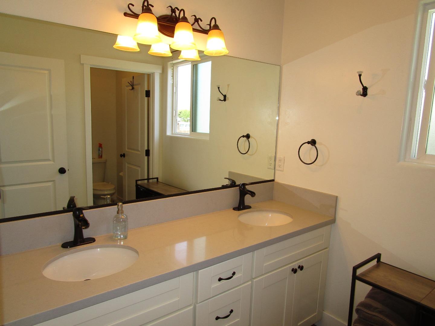 Detail Gallery Image 9 of 16 For 1098 San Benito St, Hollister,  CA 95023 - 3 Beds | 2 Baths