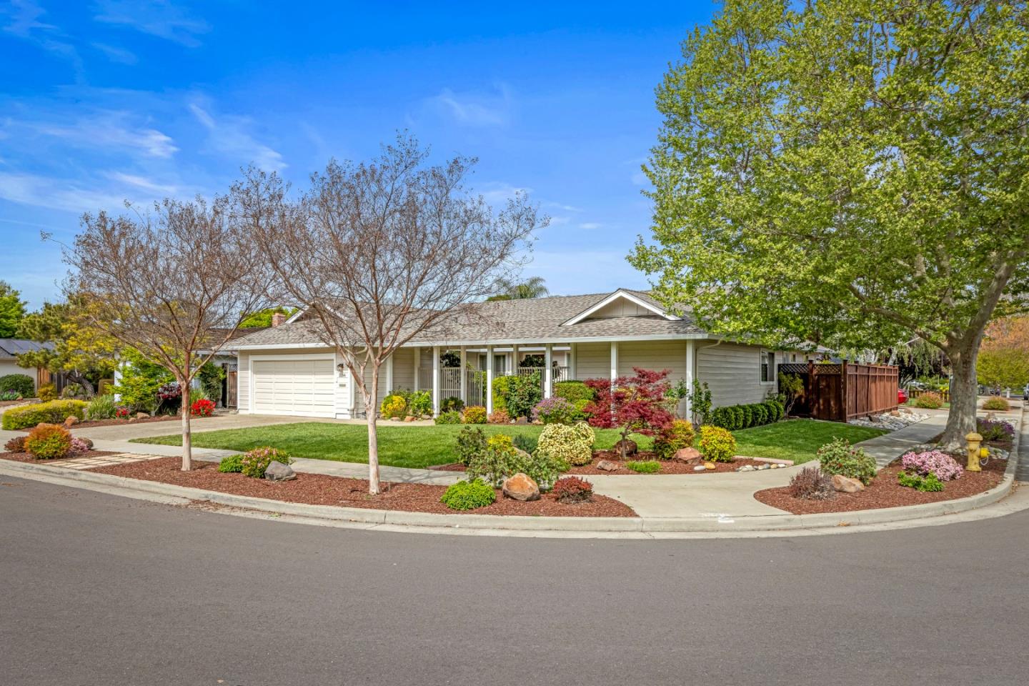 Detail Gallery Image 4 of 51 For 2356 Walden Sq, San Jose,  CA 95124 - 4 Beds | 2 Baths
