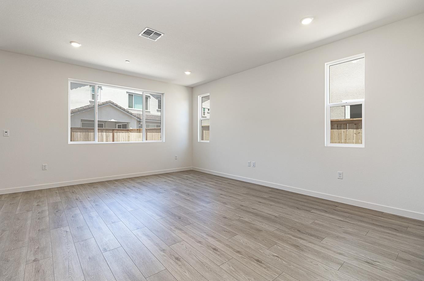 Detail Gallery Image 5 of 17 For 16013 Testarossa St, Lathrop,  CA 95330 - 4 Beds | 3 Baths