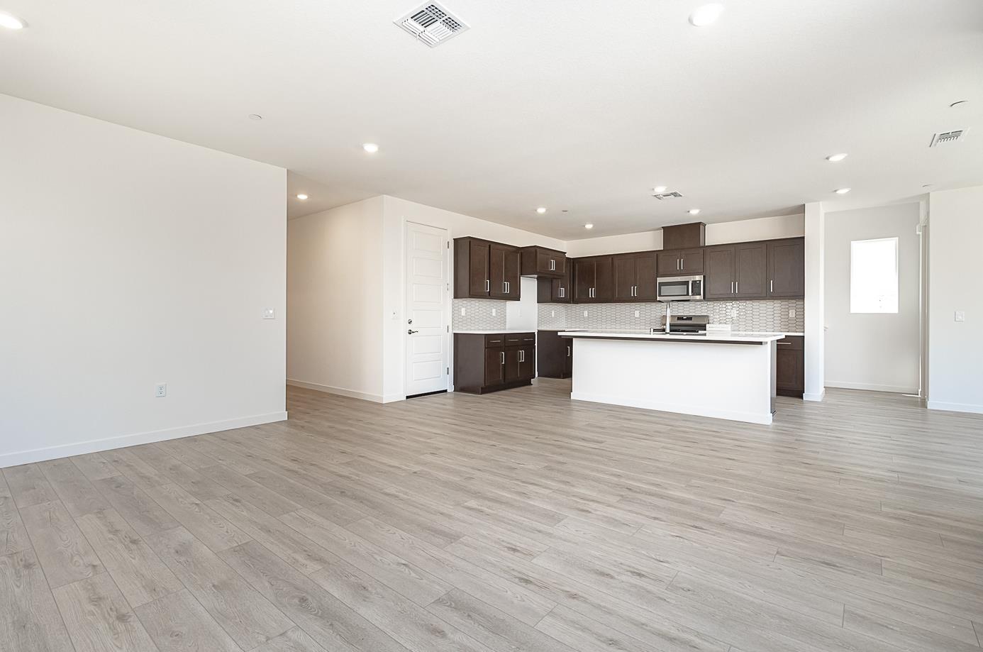 Detail Gallery Image 7 of 17 For 16013 Testarossa St, Lathrop,  CA 95330 - 4 Beds | 3 Baths