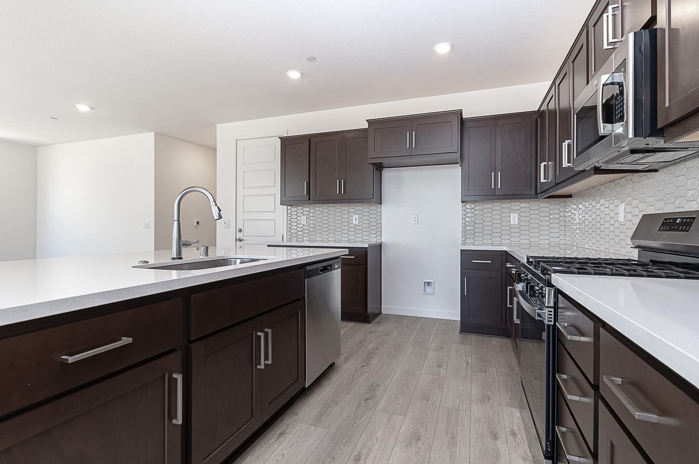 Detail Gallery Image 9 of 17 For 16013 Testarossa St, Lathrop,  CA 95330 - 4 Beds | 3 Baths
