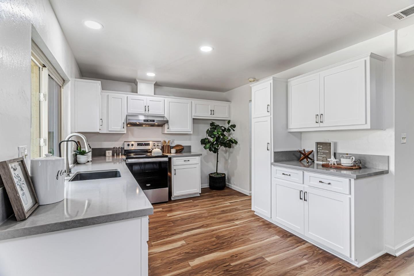 Detail Gallery Image 6 of 26 For 153 Brahms Way, Sunnyvale,  CA 94087 - 3 Beds | 2/1 Baths