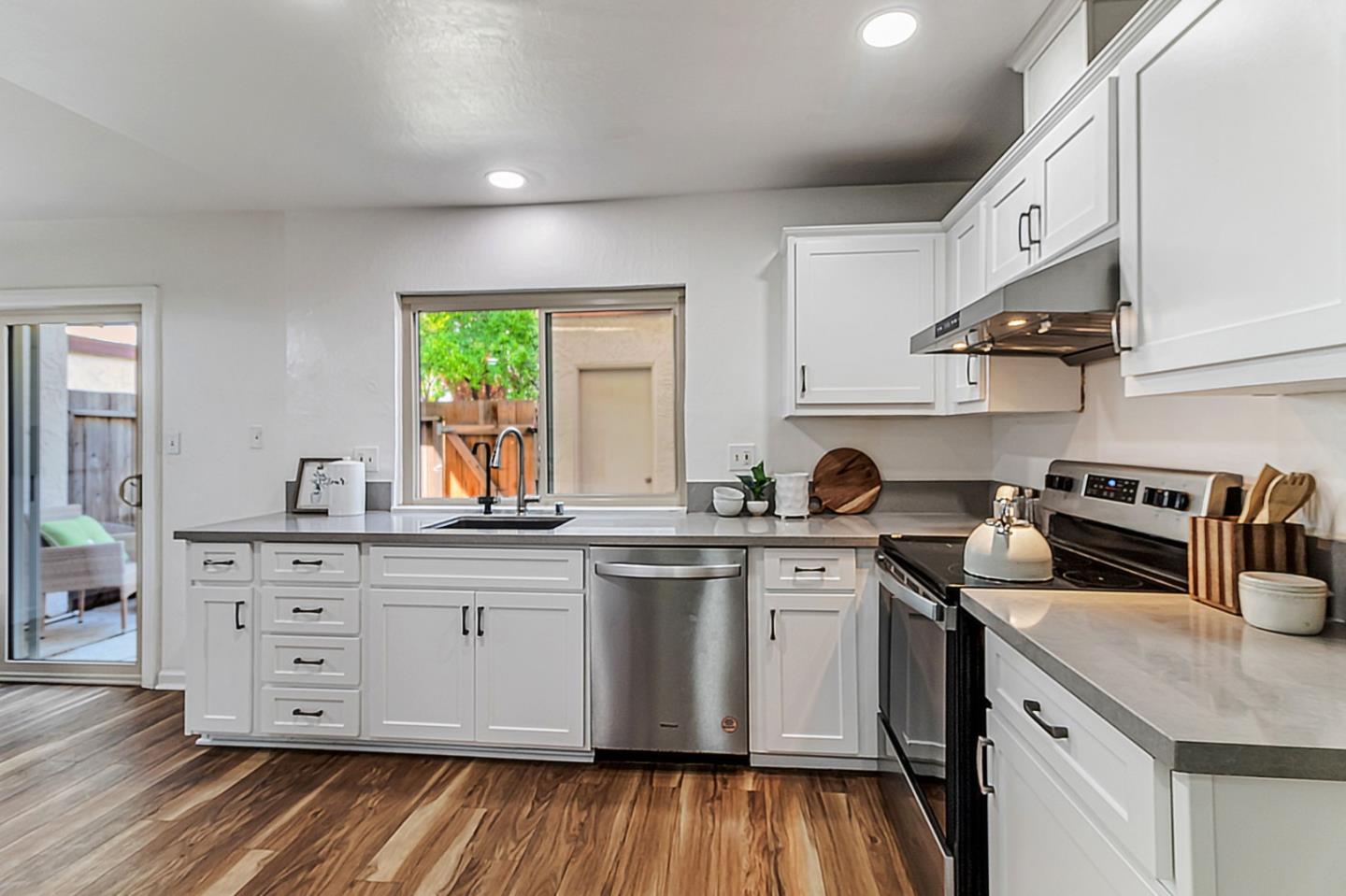 Detail Gallery Image 8 of 26 For 153 Brahms Way, Sunnyvale,  CA 94087 - 3 Beds | 2/1 Baths