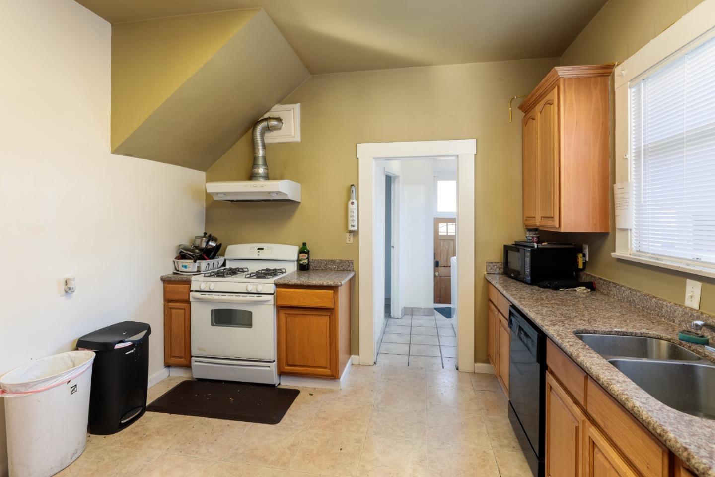 Detail Gallery Image 16 of 24 For 499 S 5th St, San Jose,  CA 95112 - 7 Beds | 4/1 Baths