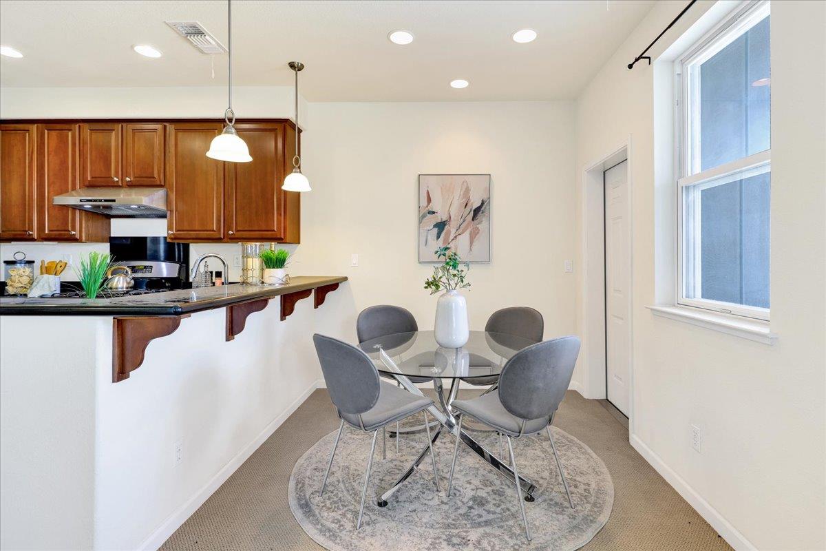 Detail Gallery Image 10 of 71 For 1283 De Altura Cmn, San Jose,  CA 95126 - 2 Beds | 2/1 Baths