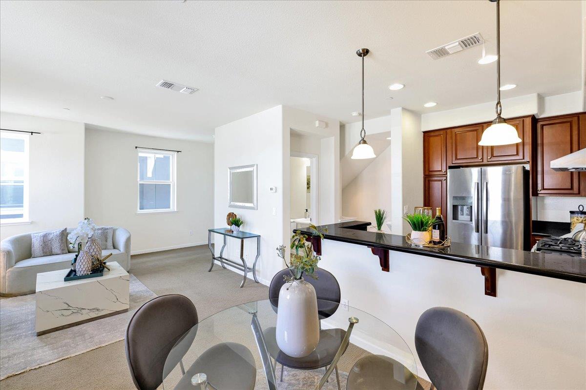 Detail Gallery Image 13 of 71 For 1283 De Altura Cmn, San Jose,  CA 95126 - 2 Beds | 2/1 Baths