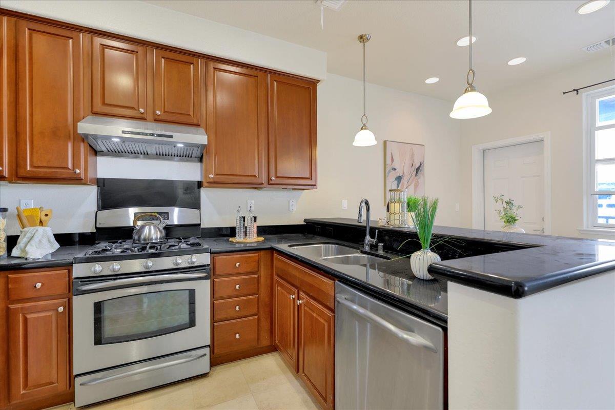 Detail Gallery Image 17 of 71 For 1283 De Altura Cmn, San Jose,  CA 95126 - 2 Beds | 2/1 Baths