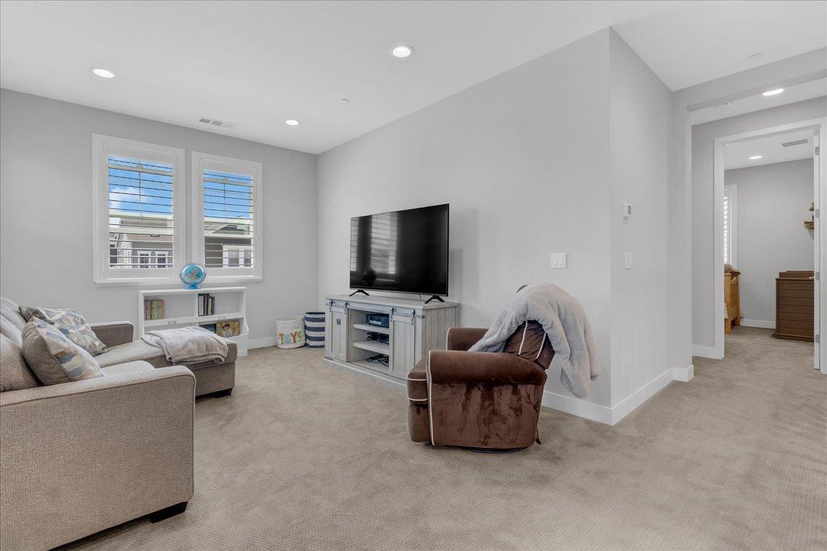 Detail Gallery Image 16 of 34 For 277 Skyview Dr, Marina,  CA 93933 - 4 Beds | 3 Baths