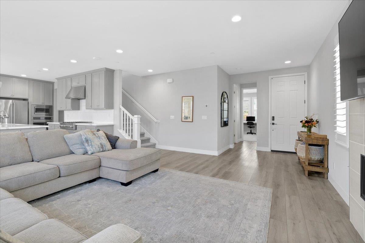 Detail Gallery Image 8 of 34 For 277 Skyview Dr, Marina,  CA 93933 - 4 Beds | 3 Baths