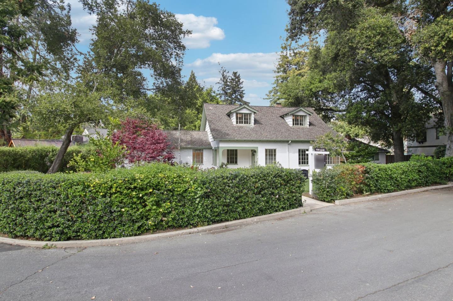 Detail Gallery Image 18 of 81 For 1040 Creek Dr, Menlo Park,  CA 94025 - 4 Beds | 2 Baths