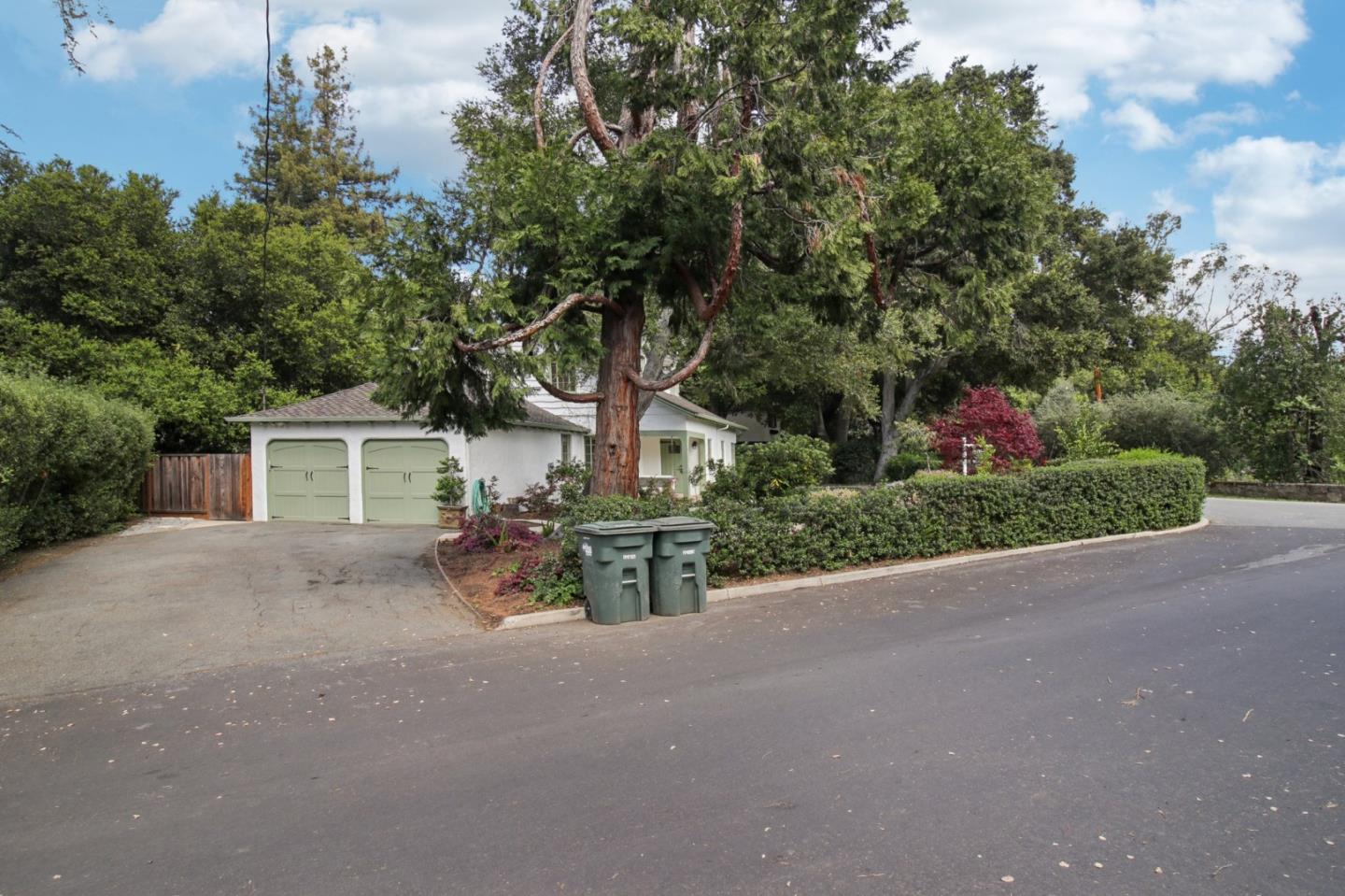 Detail Gallery Image 19 of 81 For 1040 Creek Dr, Menlo Park,  CA 94025 - 4 Beds | 2 Baths