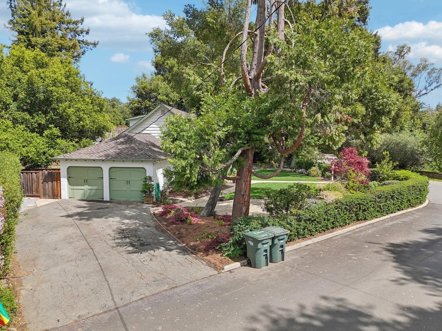 Detail Gallery Image 2 of 81 For 1040 Creek Dr, Menlo Park,  CA 94025 - 4 Beds | 2 Baths