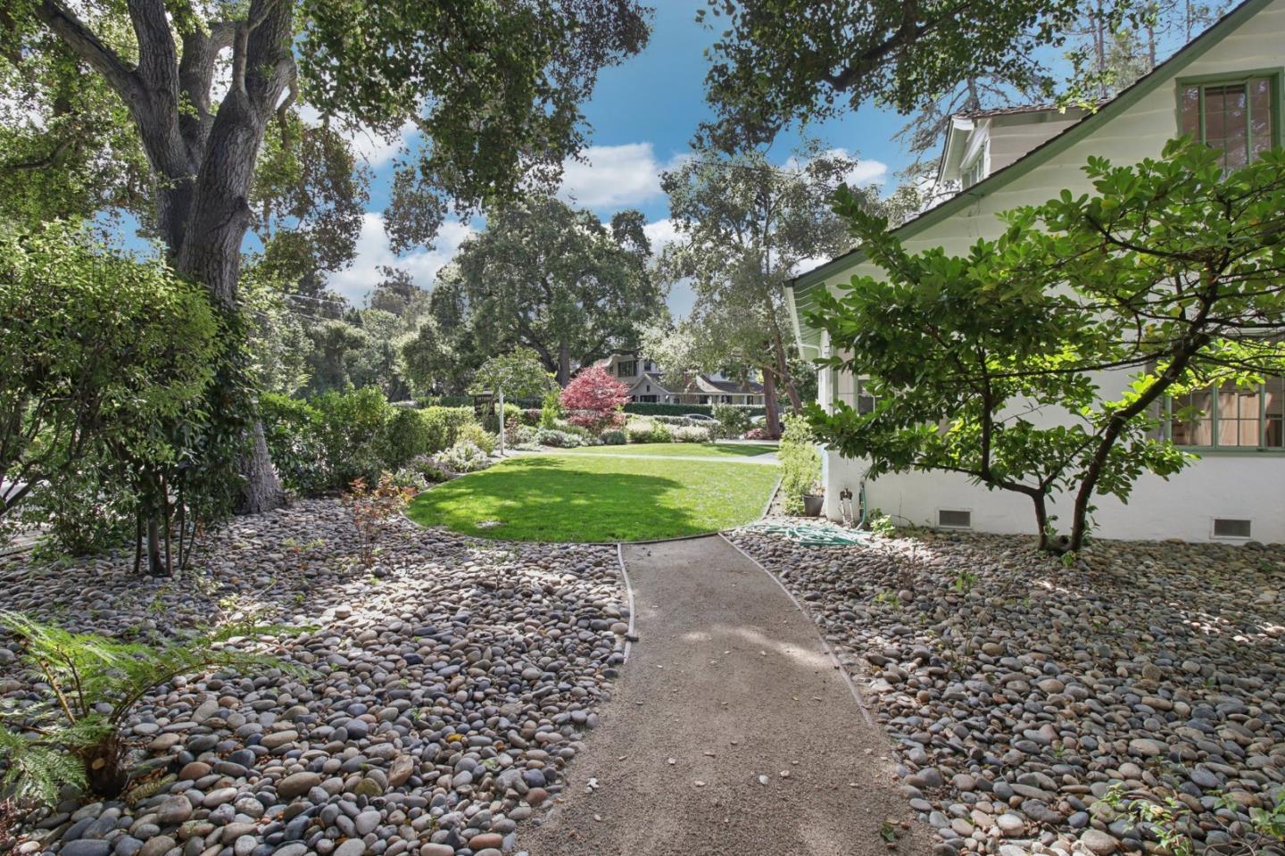Detail Gallery Image 26 of 81 For 1040 Creek Dr, Menlo Park,  CA 94025 - 4 Beds | 2 Baths