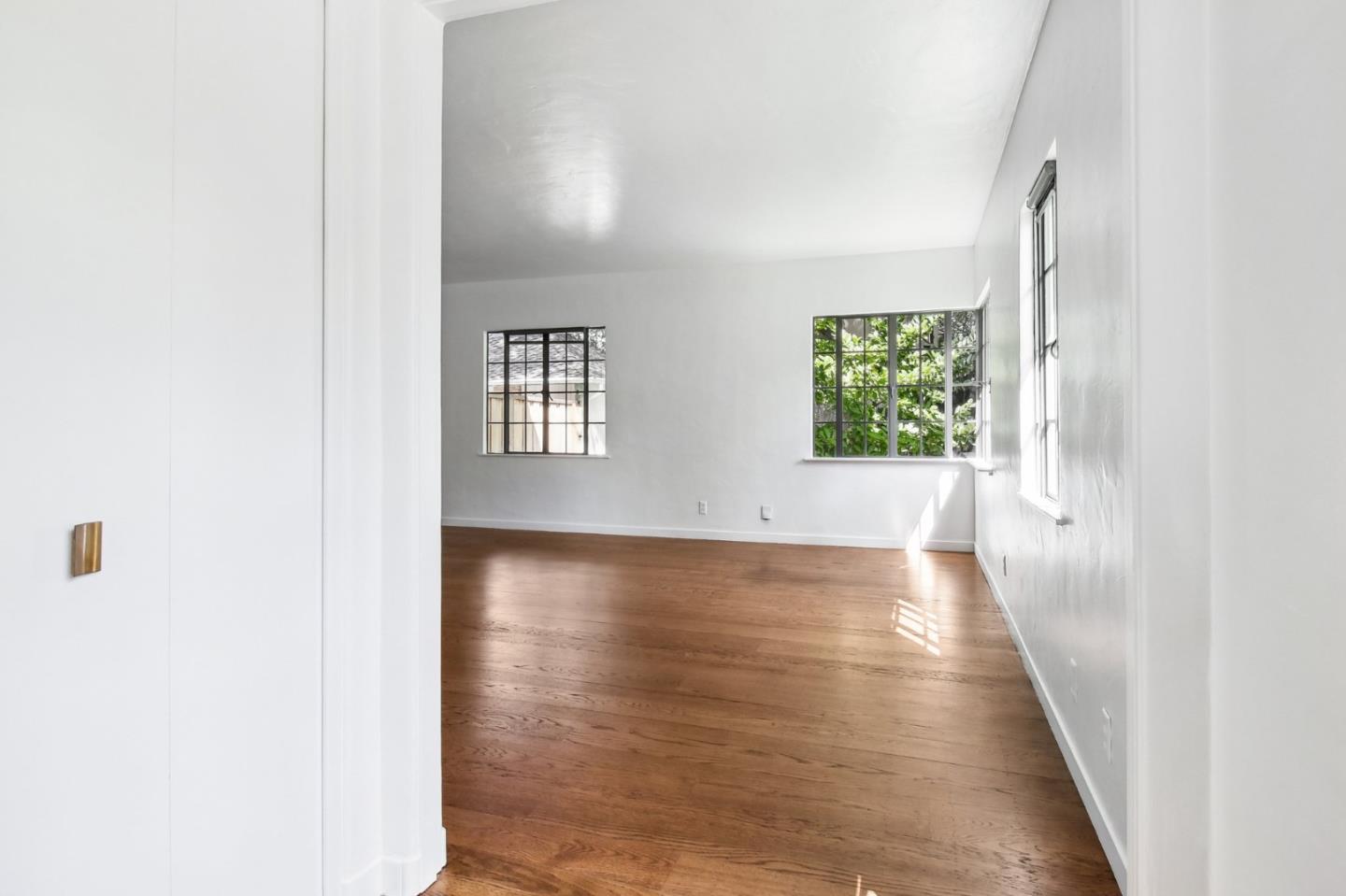 Detail Gallery Image 32 of 81 For 1040 Creek Dr, Menlo Park,  CA 94025 - 4 Beds | 2 Baths
