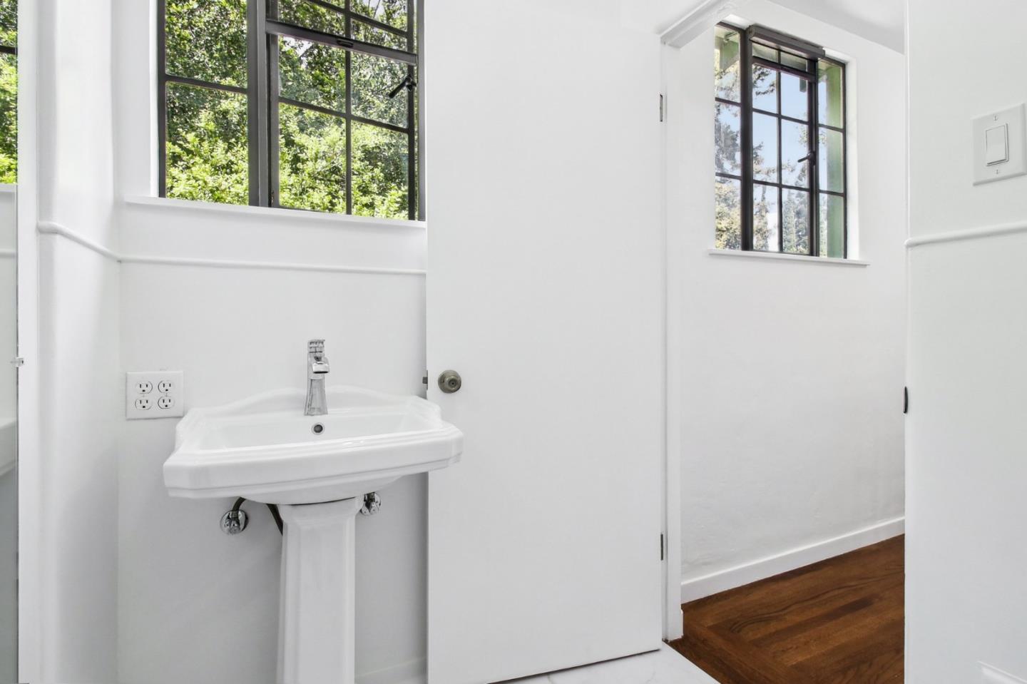 Detail Gallery Image 64 of 81 For 1040 Creek Dr, Menlo Park,  CA 94025 - 4 Beds | 2 Baths