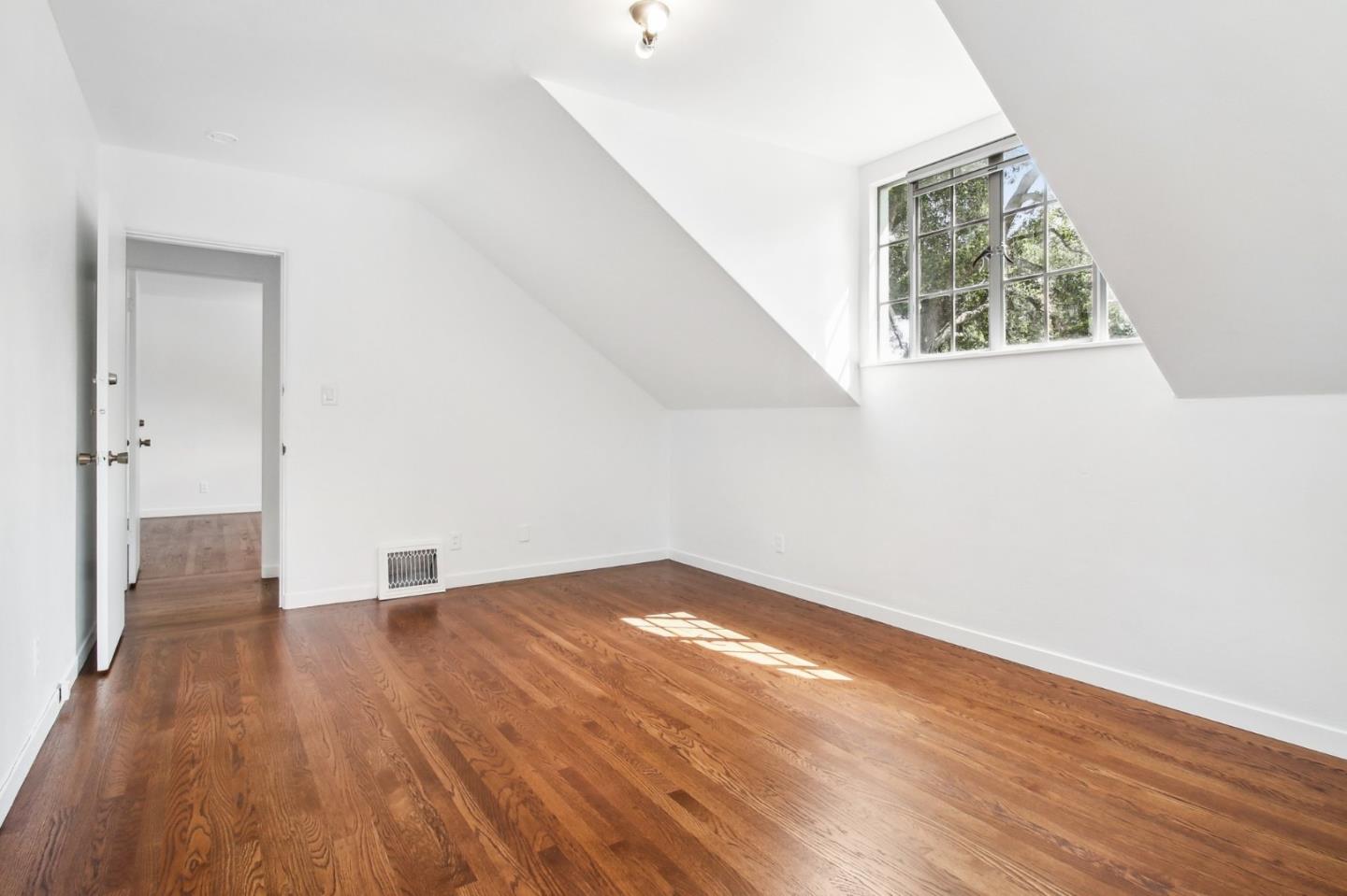 Detail Gallery Image 66 of 81 For 1040 Creek Dr, Menlo Park,  CA 94025 - 4 Beds | 2 Baths
