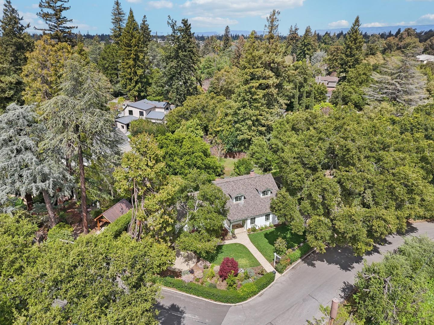 Detail Gallery Image 7 of 81 For 1040 Creek Dr, Menlo Park,  CA 94025 - 4 Beds | 2 Baths