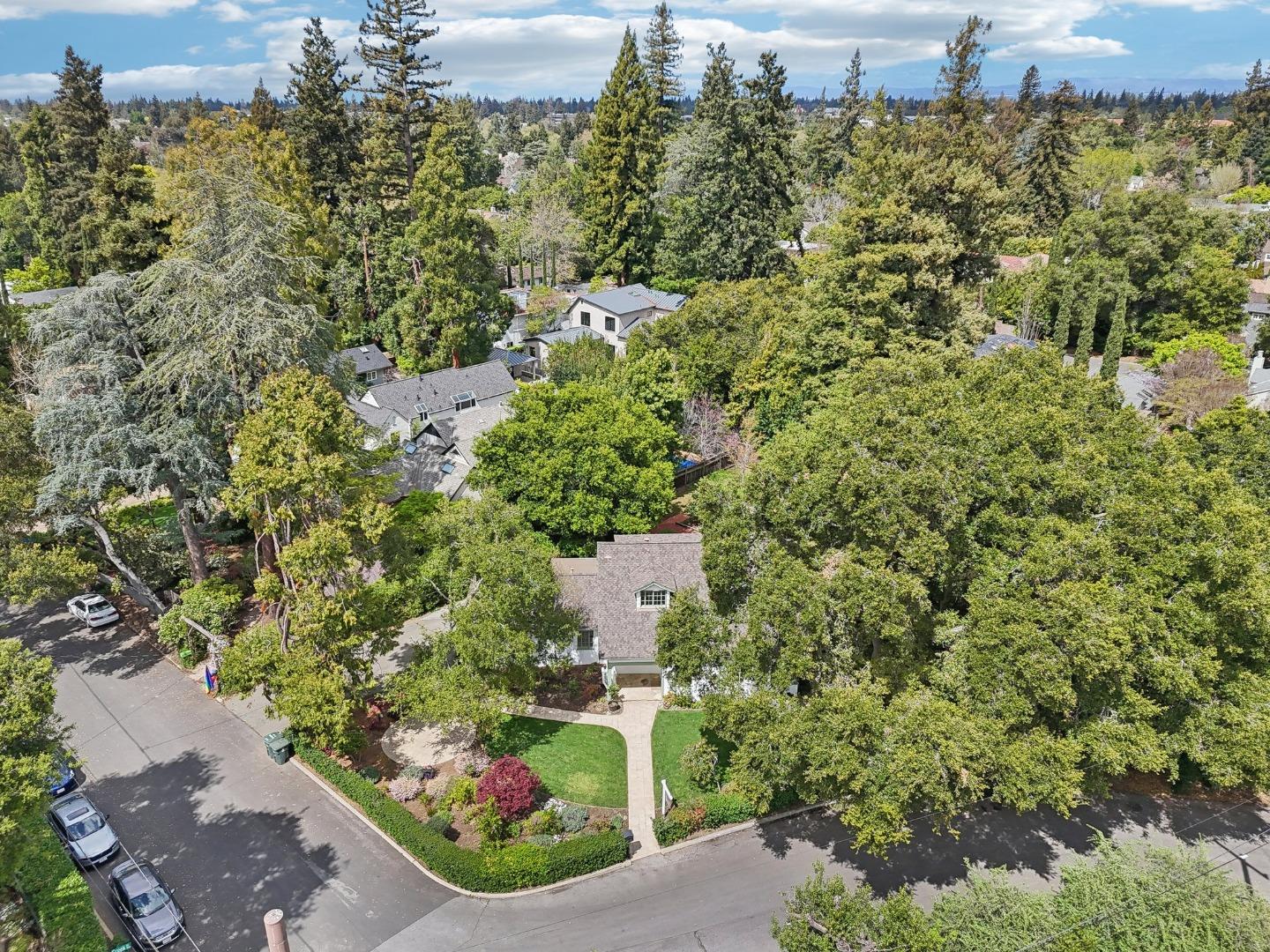 Detail Gallery Image 8 of 81 For 1040 Creek Dr, Menlo Park,  CA 94025 - 4 Beds | 2 Baths