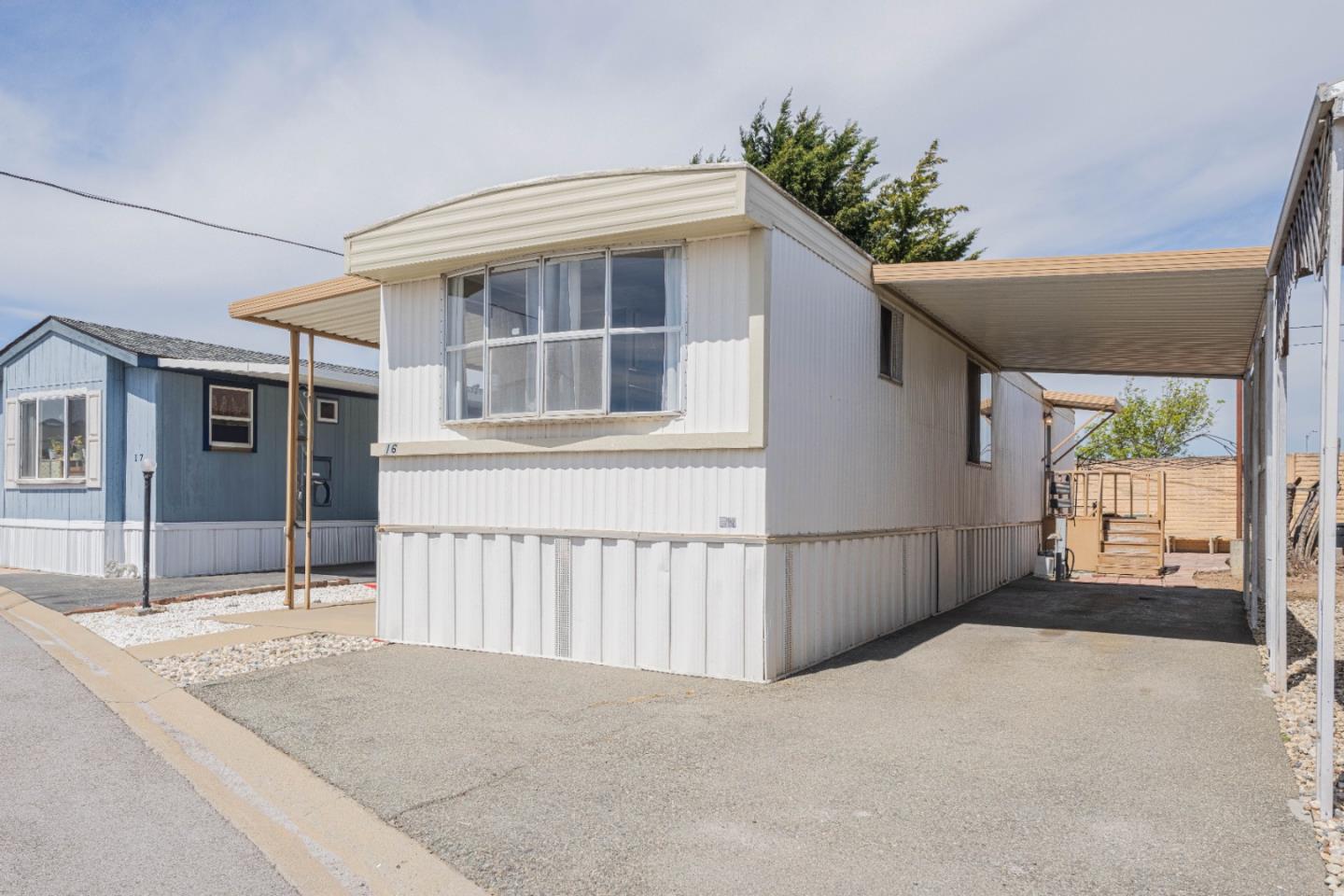 Detail Gallery Image 2 of 22 For 55 San Juan Grade #16,  Salinas,  CA 93906 - 2 Beds | 1 Baths