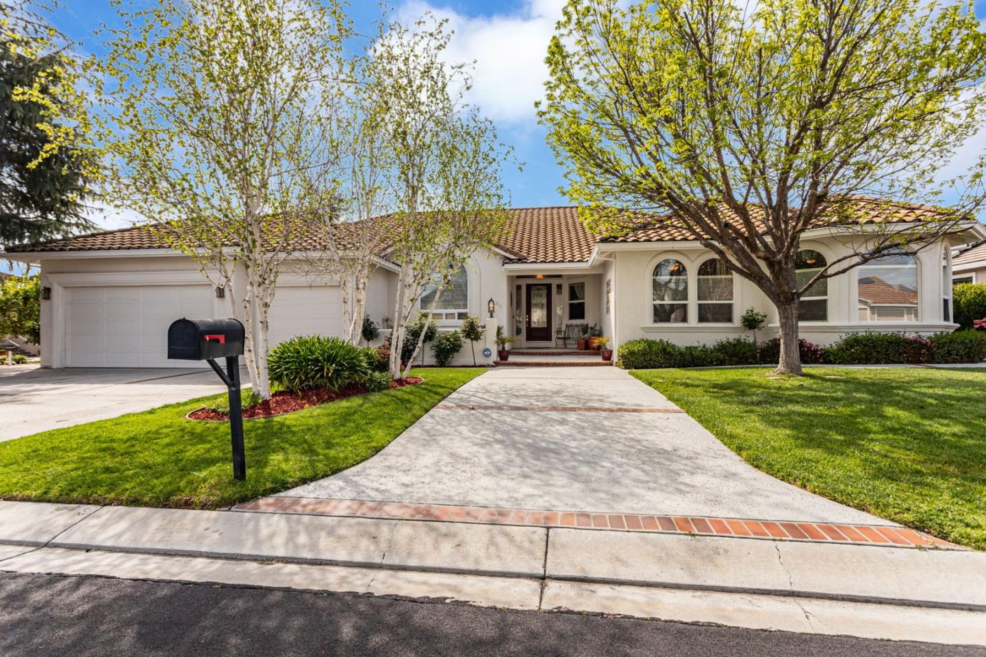 Detail Gallery Image 2 of 52 For 95 Marcus Ct, Hollister,  CA 95023 - 4 Beds | 3 Baths