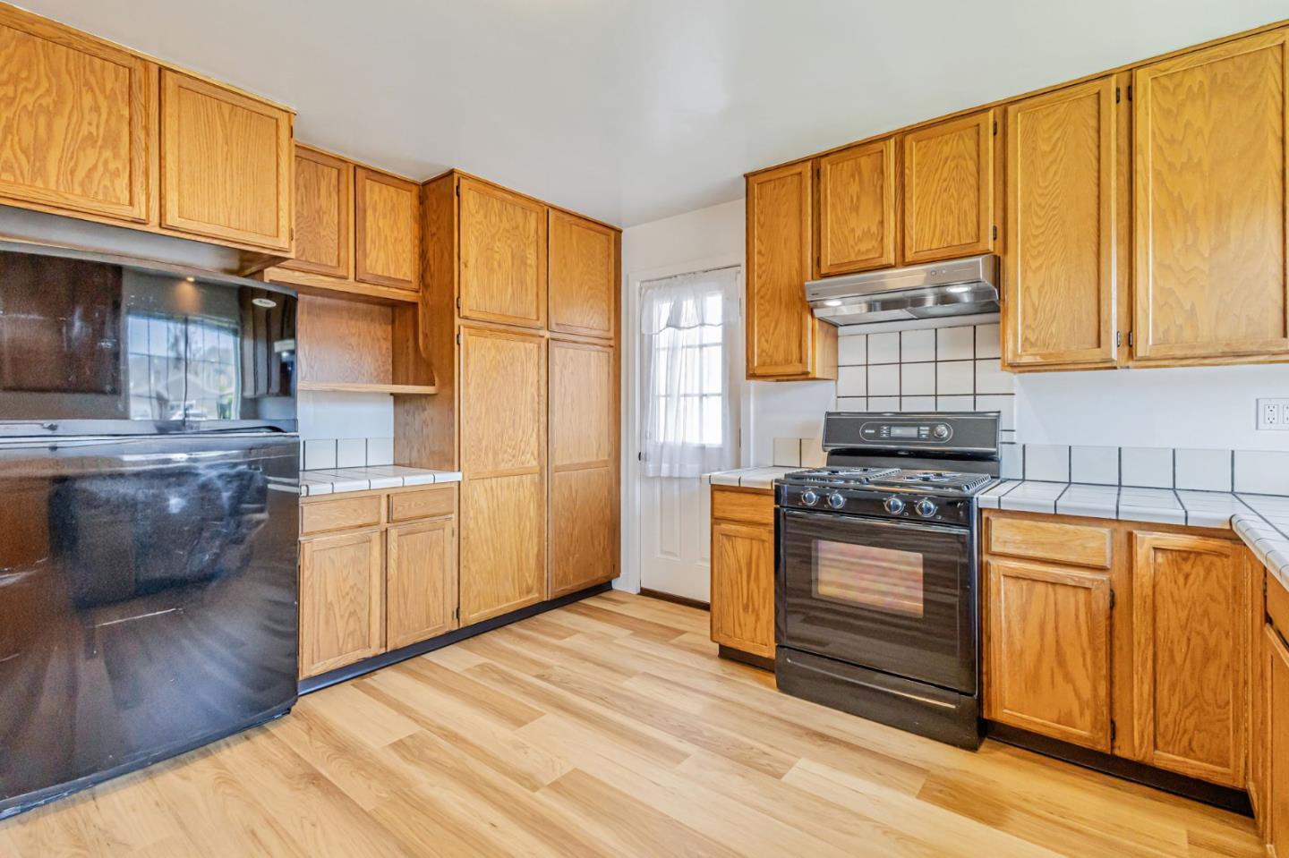 Detail Gallery Image 10 of 47 For 921 Newman Dr, South San Francisco,  CA 94080 - 4 Beds | 2 Baths