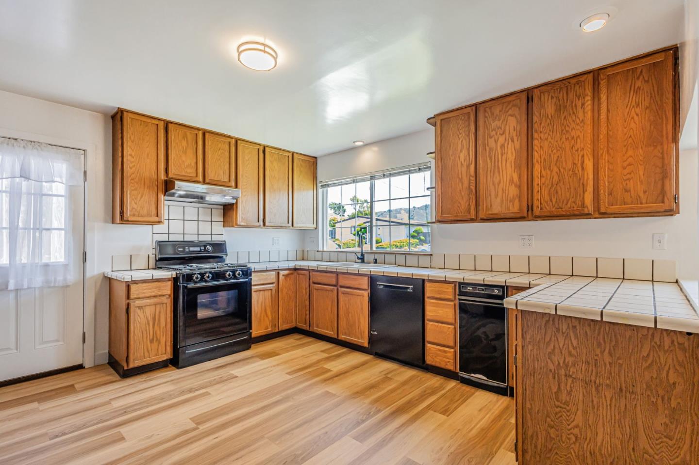 Detail Gallery Image 8 of 47 For 921 Newman Dr, South San Francisco,  CA 94080 - 4 Beds | 2 Baths