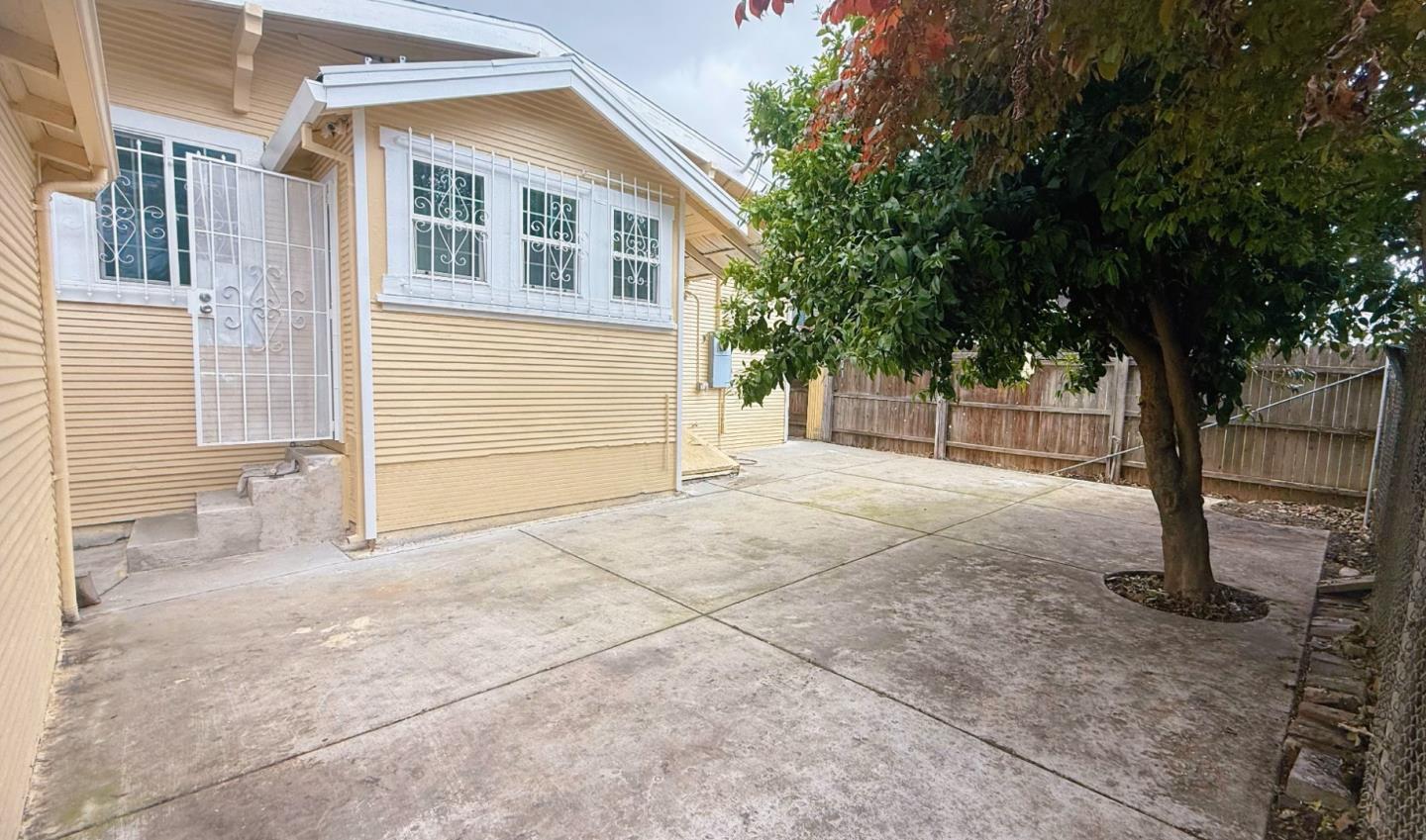 Detail Gallery Image 9 of 11 For 130 E Worth St, Stockton,  CA 95206 - 4 Beds | 2 Baths