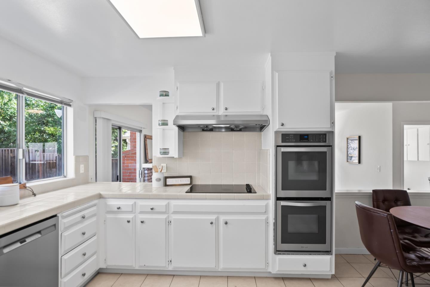 Detail Gallery Image 10 of 31 For 731 Liverpool Way, Sunnyvale,  CA 94087 - 5 Beds | 2/1 Baths