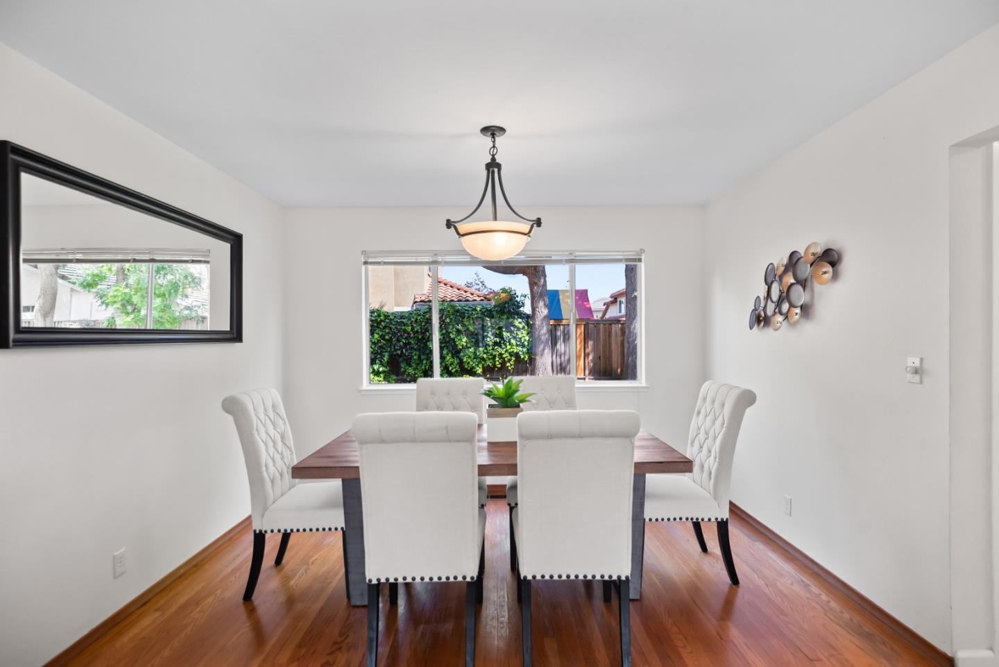Detail Gallery Image 5 of 31 For 731 Liverpool Way, Sunnyvale,  CA 94087 - 5 Beds | 2/1 Baths