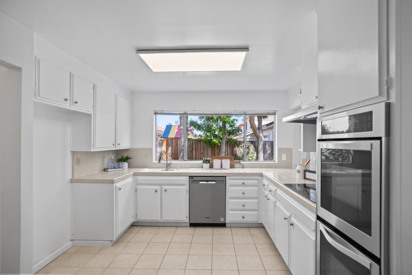 Detail Gallery Image 8 of 31 For 731 Liverpool Way, Sunnyvale,  CA 94087 - 5 Beds | 2/1 Baths