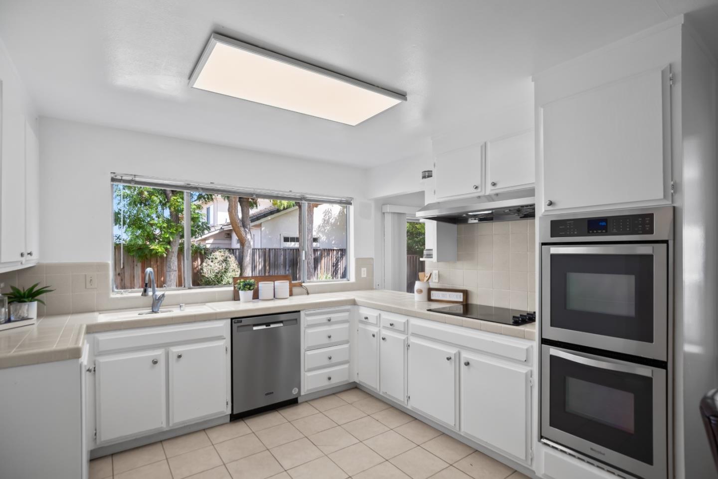 Detail Gallery Image 9 of 31 For 731 Liverpool Way, Sunnyvale,  CA 94087 - 5 Beds | 2/1 Baths