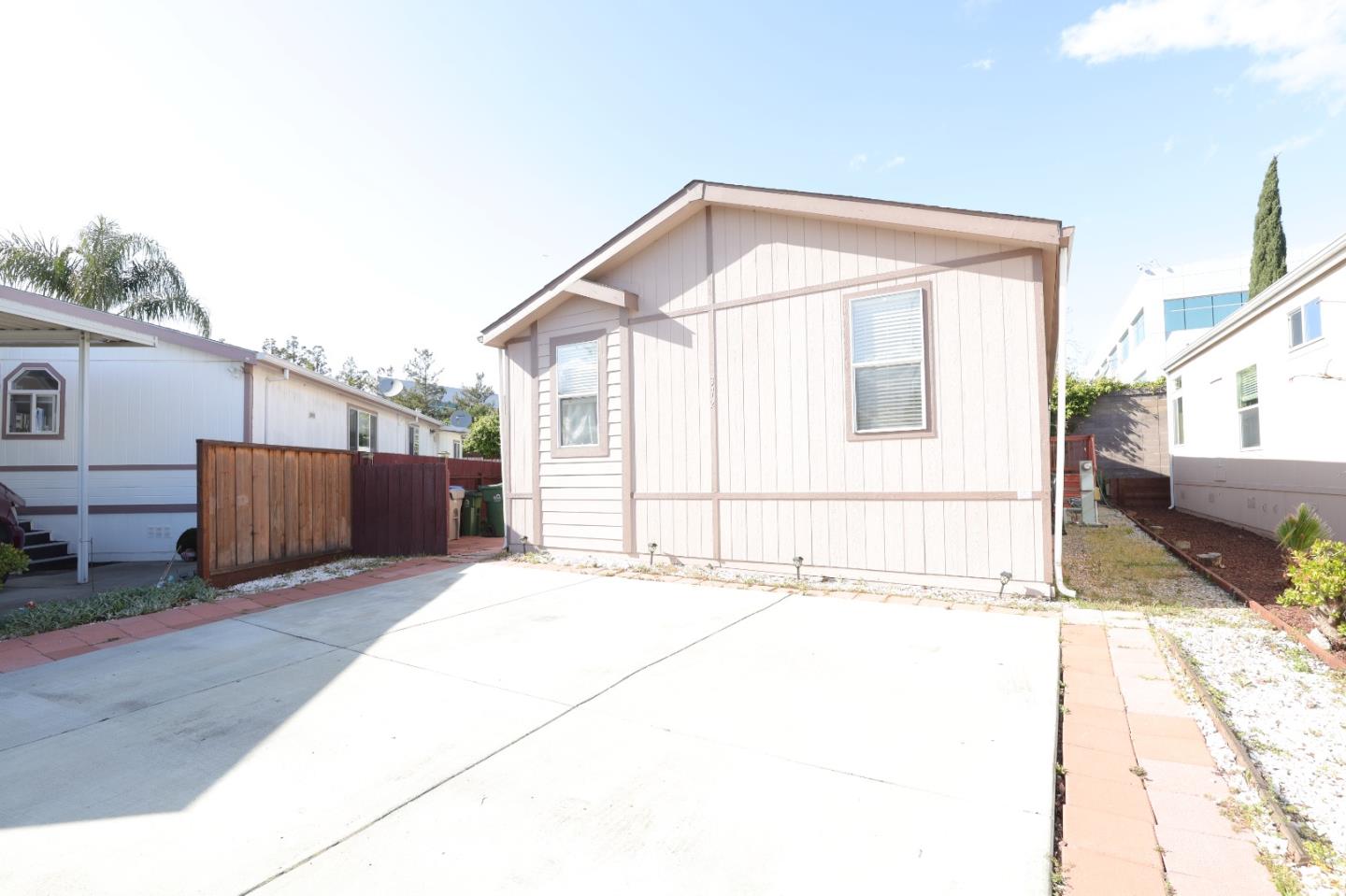 Detail Gallery Image 3 of 22 For 372 Los Encinos #372,  San Jose,  CA 95134 - 3 Beds | 2 Baths