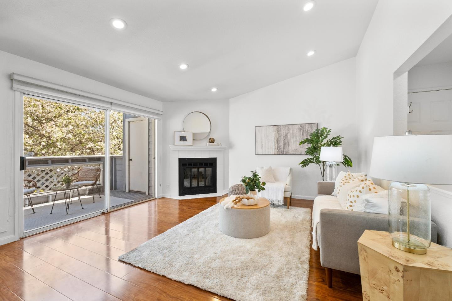 Detail Gallery Image 2 of 46 For 1563 Four Oaks Cir, San Jose,  CA 95131 - 2 Beds | 2 Baths