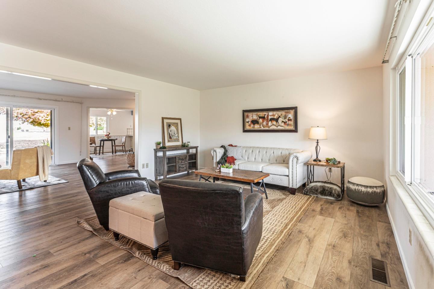 Detail Gallery Image 14 of 66 For 690 Ridgemark Dr, Hollister,  CA 95023 - 4 Beds | 2/1 Baths