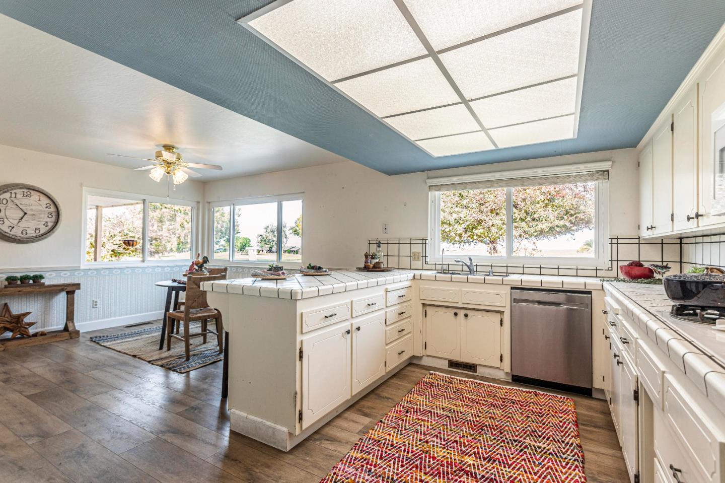 Detail Gallery Image 21 of 66 For 690 Ridgemark Dr, Hollister,  CA 95023 - 4 Beds | 2/1 Baths