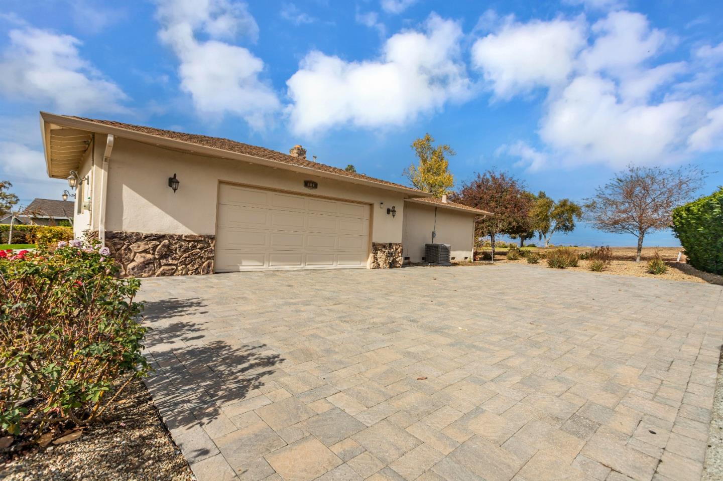 Detail Gallery Image 5 of 66 For 690 Ridgemark Dr, Hollister,  CA 95023 - 4 Beds | 2/1 Baths