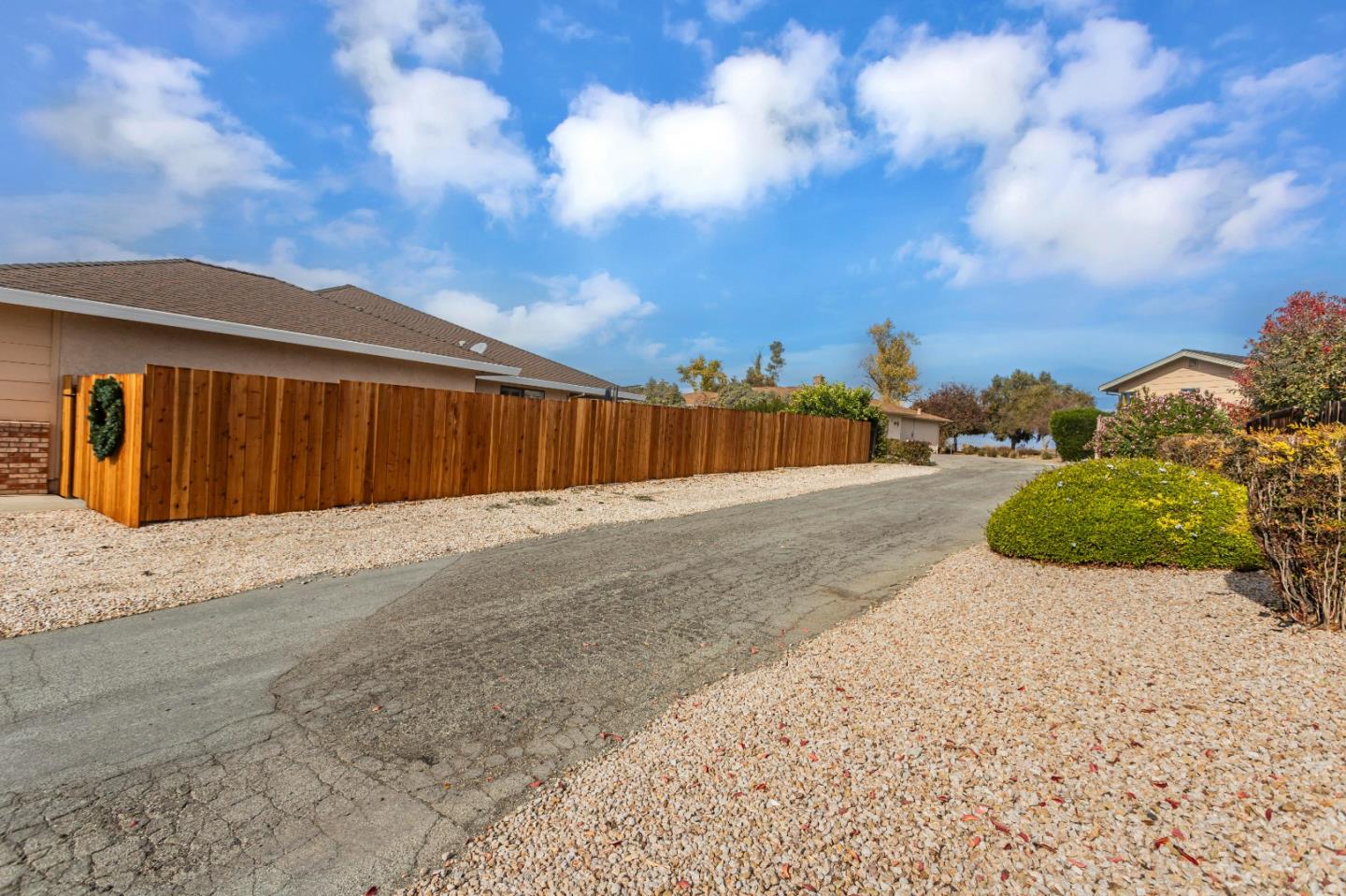 Detail Gallery Image 9 of 66 For 690 Ridgemark Dr, Hollister,  CA 95023 - 4 Beds | 2/1 Baths