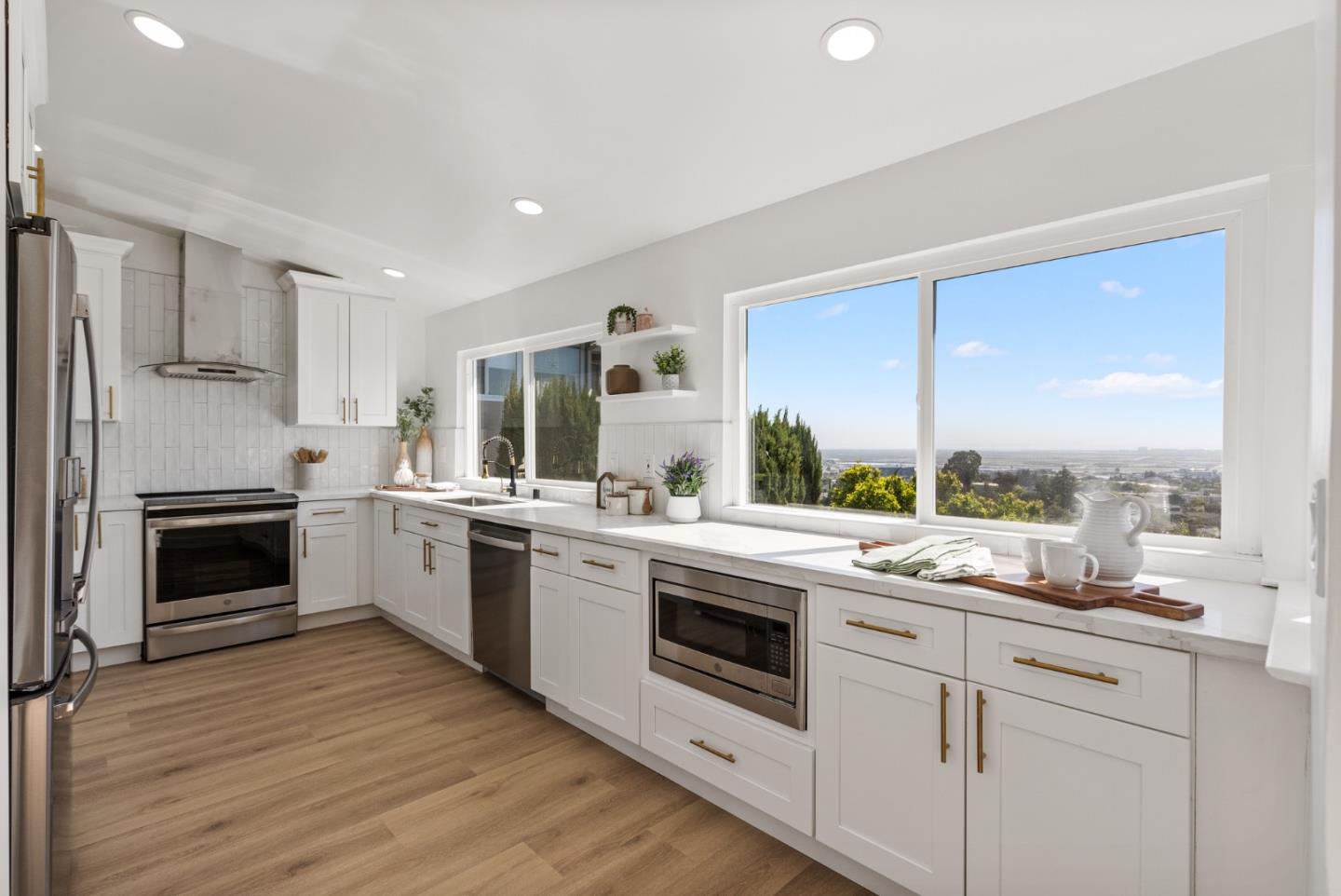 Detail Gallery Image 17 of 58 For 141 Hillcrest Rd, San Carlos,  CA 94070 - 3 Beds | 3/1 Baths