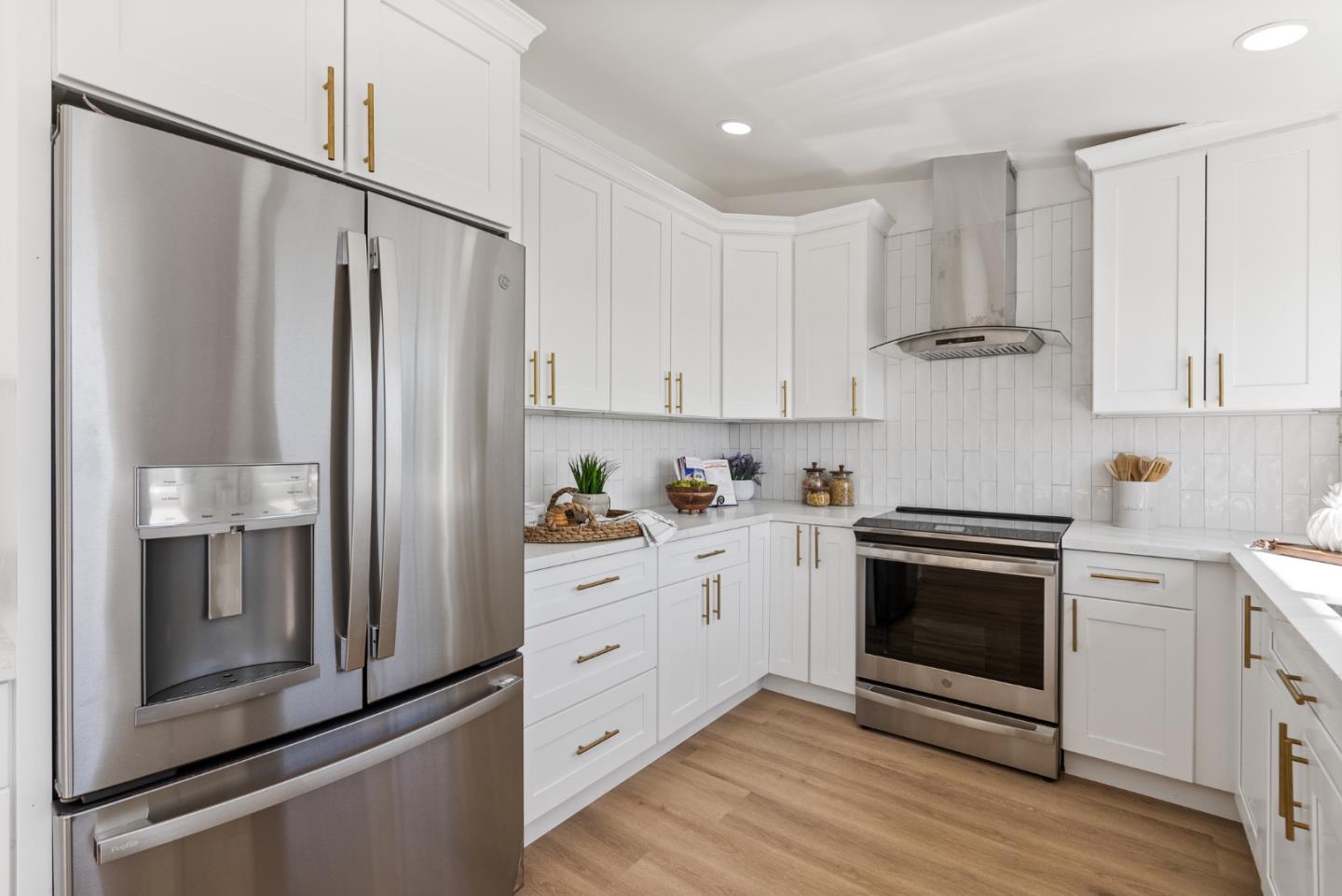 Detail Gallery Image 18 of 58 For 141 Hillcrest Rd, San Carlos,  CA 94070 - 3 Beds | 3/1 Baths