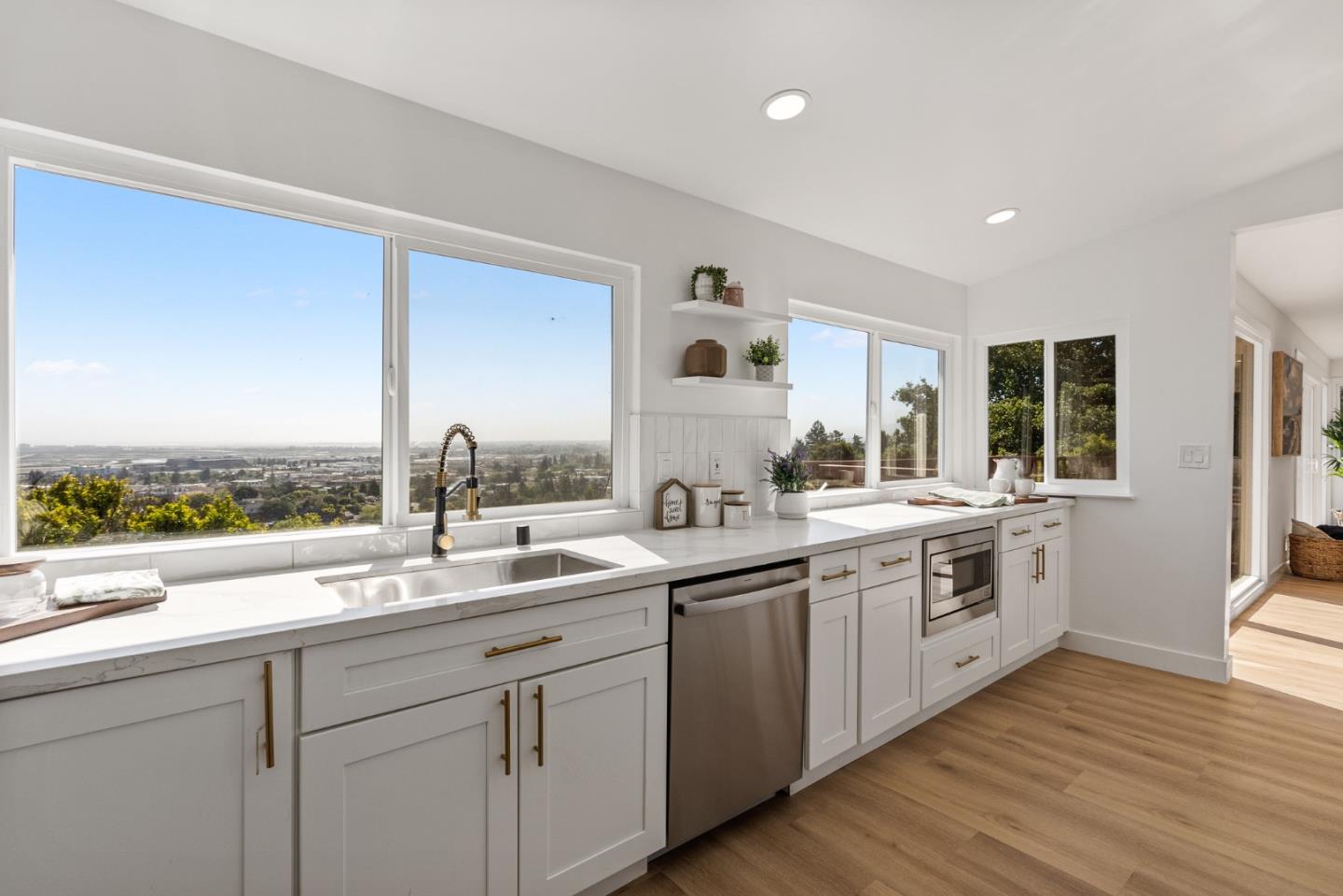 Detail Gallery Image 19 of 58 For 141 Hillcrest Rd, San Carlos,  CA 94070 - 3 Beds | 3/1 Baths