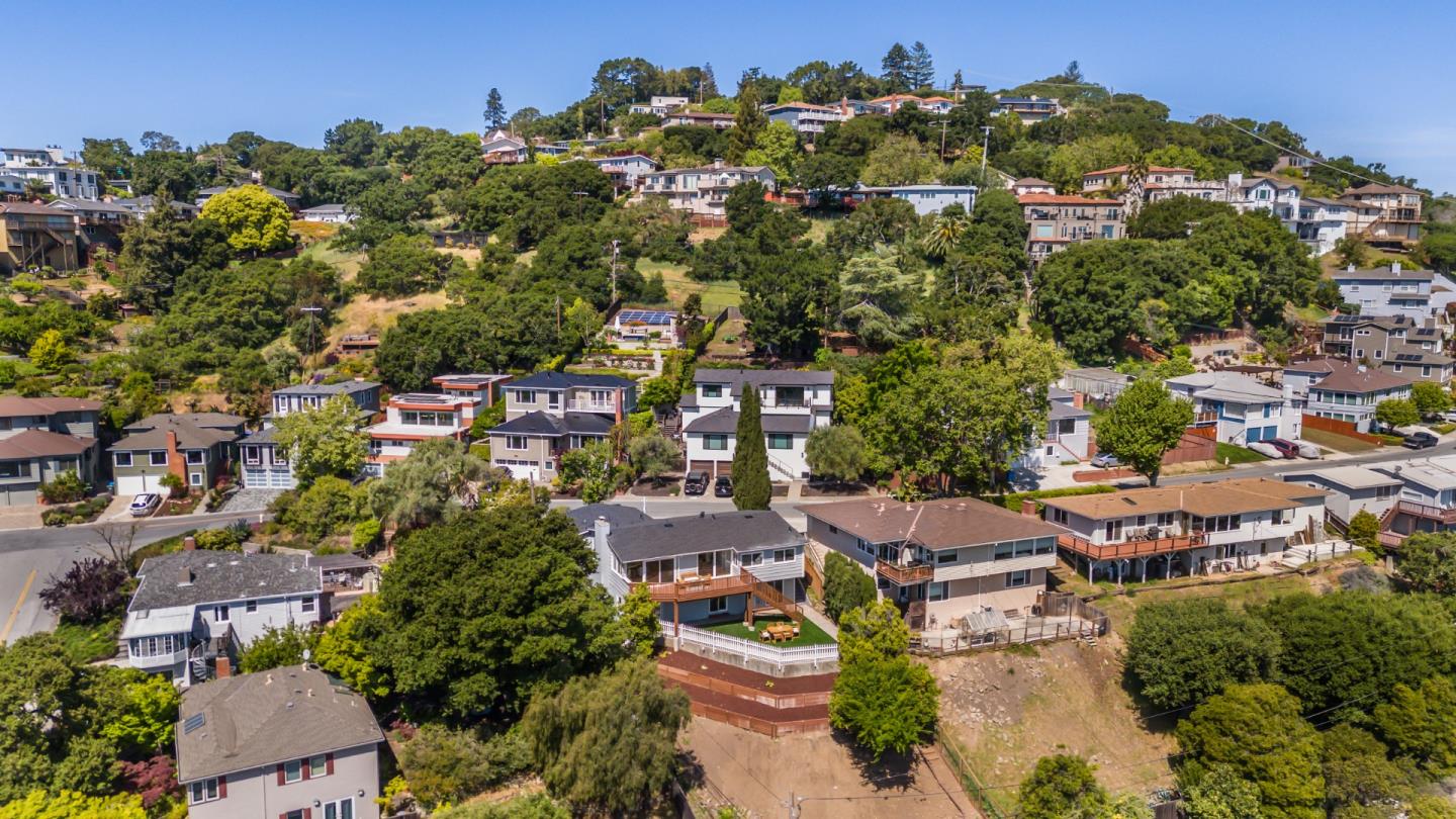 Detail Gallery Image 49 of 58 For 141 Hillcrest Rd, San Carlos,  CA 94070 - 3 Beds | 3/1 Baths