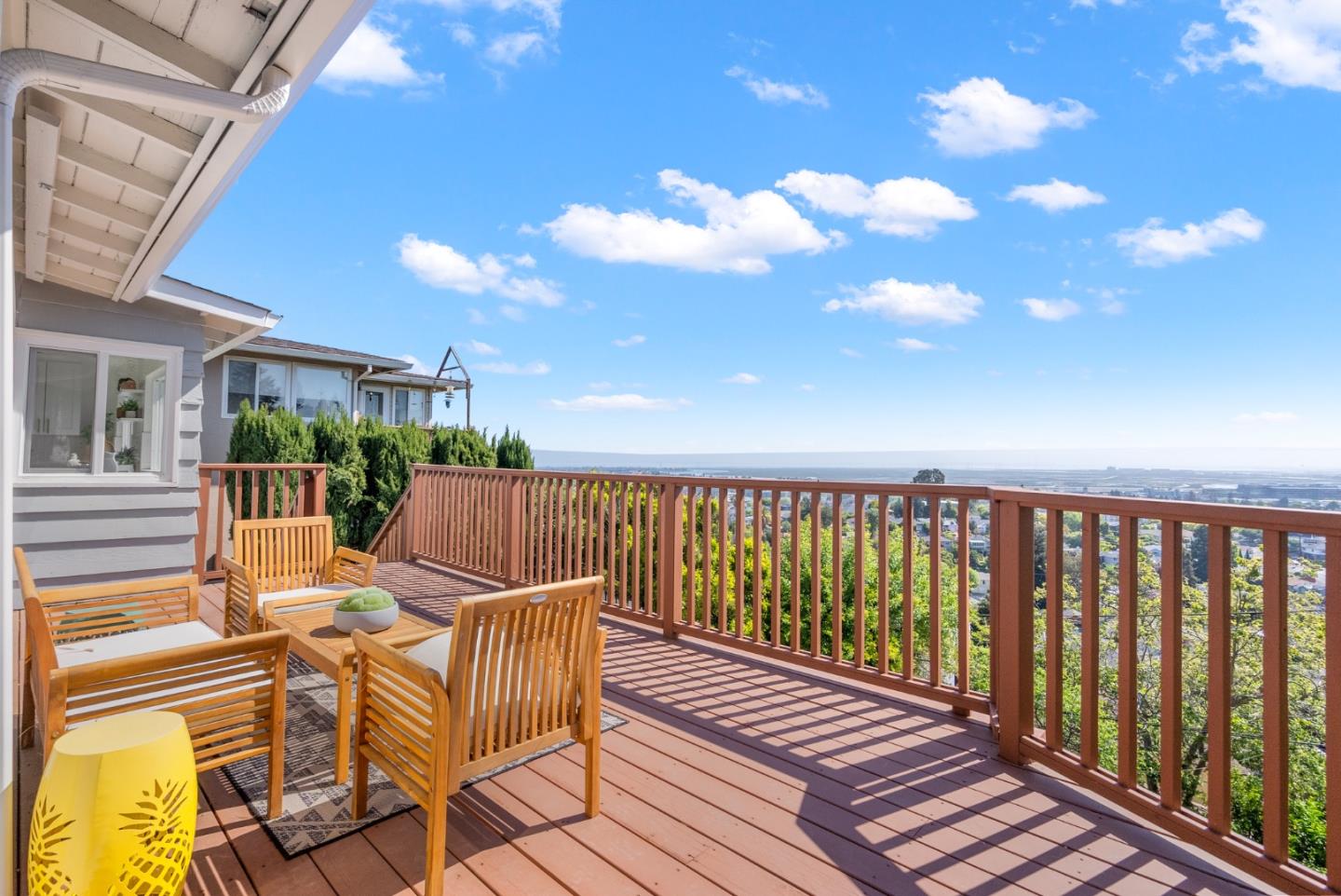 Detail Gallery Image 6 of 58 For 141 Hillcrest Rd, San Carlos,  CA 94070 - 3 Beds | 3/1 Baths