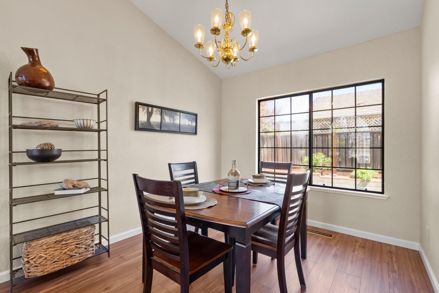 Detail Gallery Image 8 of 32 For 7313 Rasmussen Way, Rohnert Park,  CA 94928 - 3 Beds | 2/1 Baths