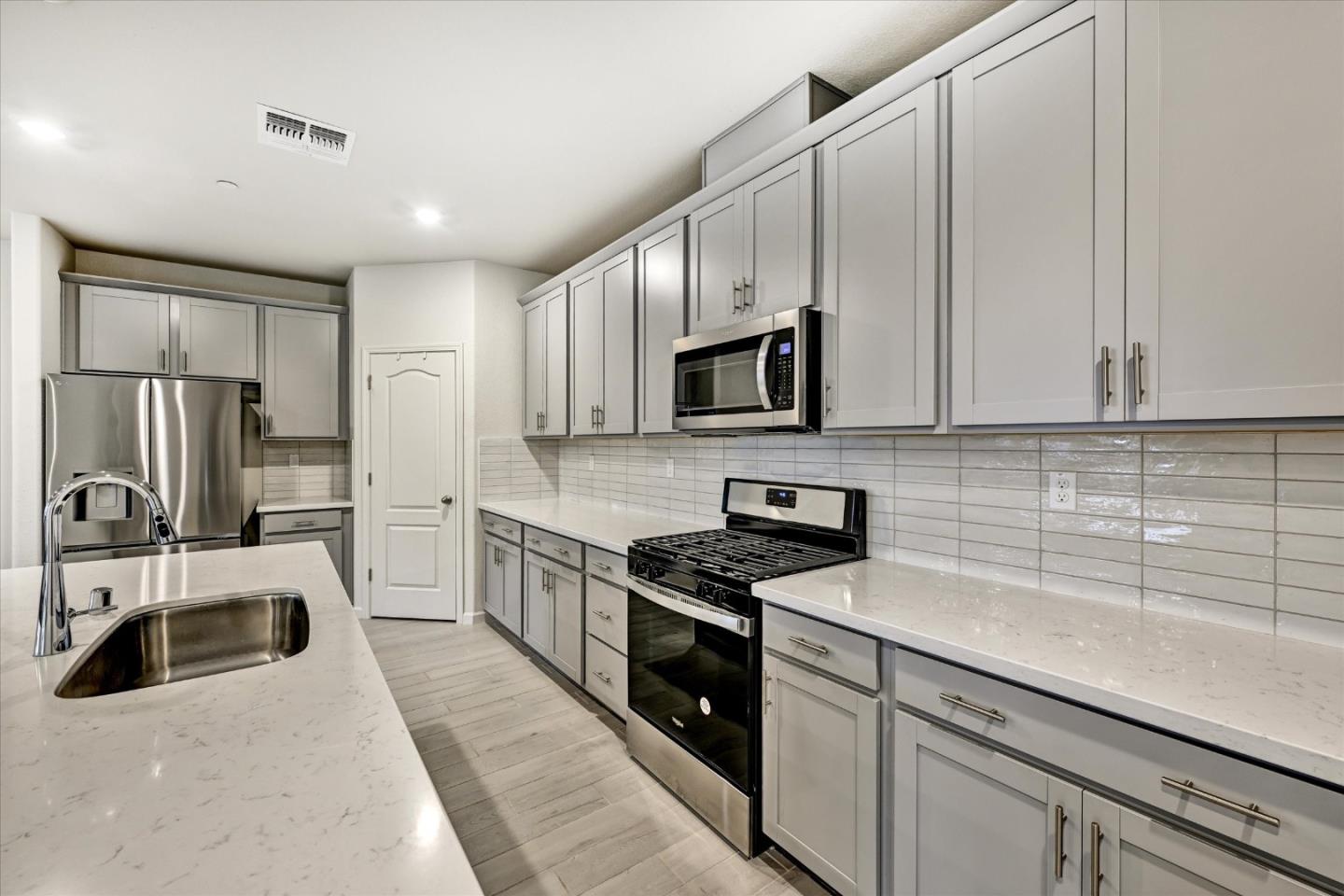 Detail Gallery Image 2 of 32 For 701 Pahl Ct, Lincoln,  CA 95648 - 4 Beds | 2/1 Baths