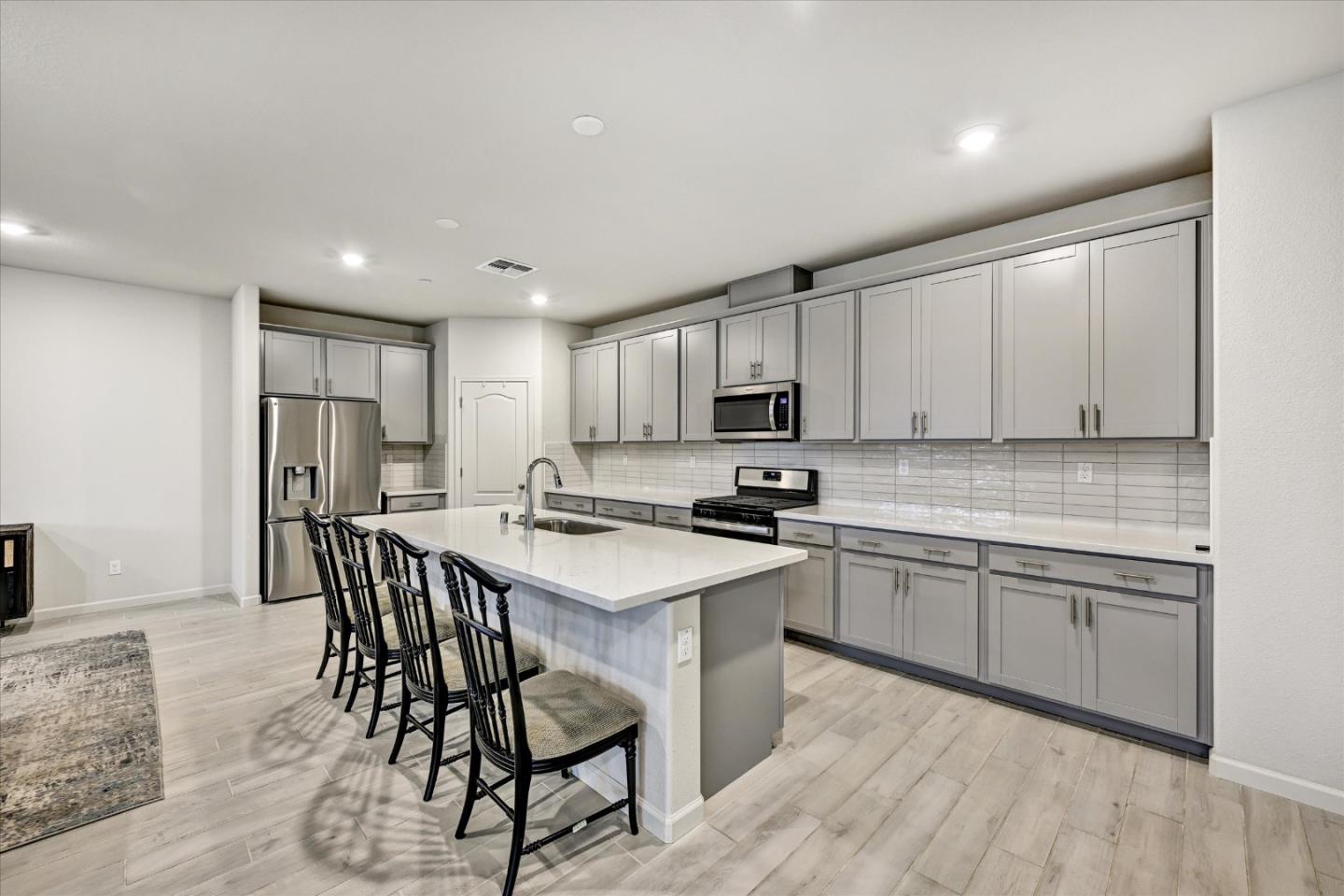 Detail Gallery Image 4 of 32 For 701 Pahl Ct, Lincoln,  CA 95648 - 4 Beds | 2/1 Baths