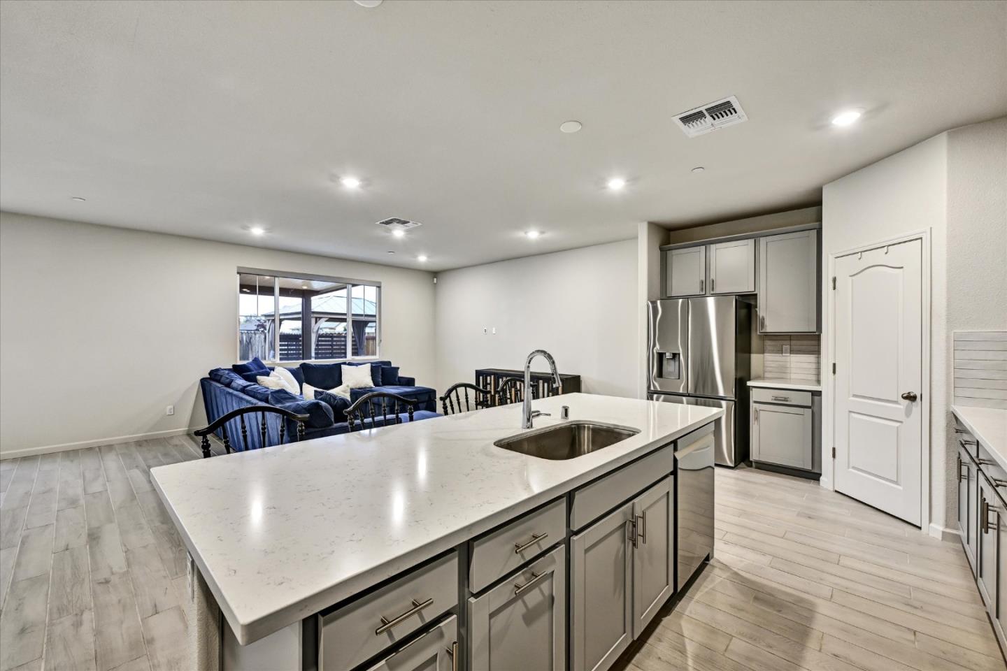 Detail Gallery Image 5 of 32 For 701 Pahl Ct, Lincoln,  CA 95648 - 4 Beds | 2/1 Baths