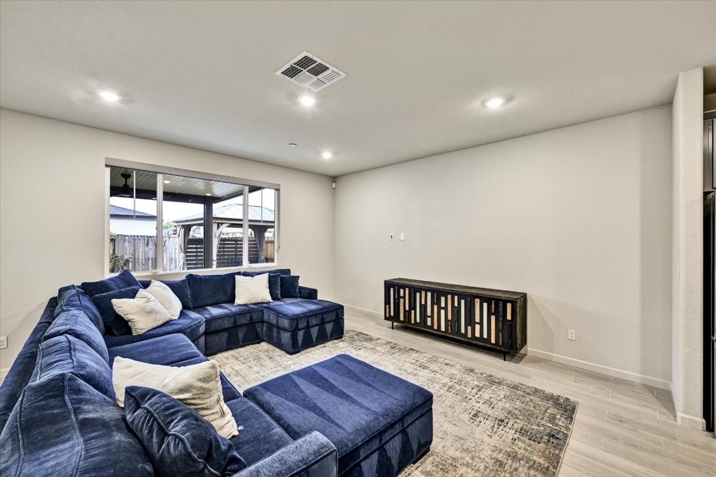 Detail Gallery Image 7 of 32 For 701 Pahl Ct, Lincoln,  CA 95648 - 4 Beds | 2/1 Baths