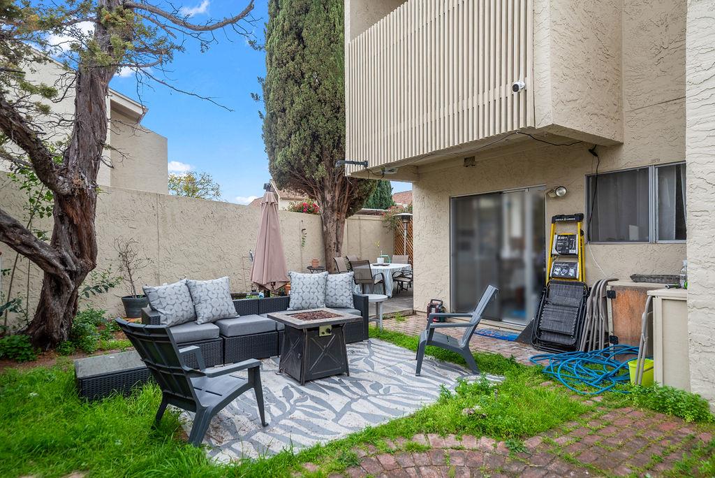 Detail Gallery Image 5 of 8 For 512 S Cascade Ter, Sunnyvale,  CA 94087 - 3 Beds | 2/1 Baths