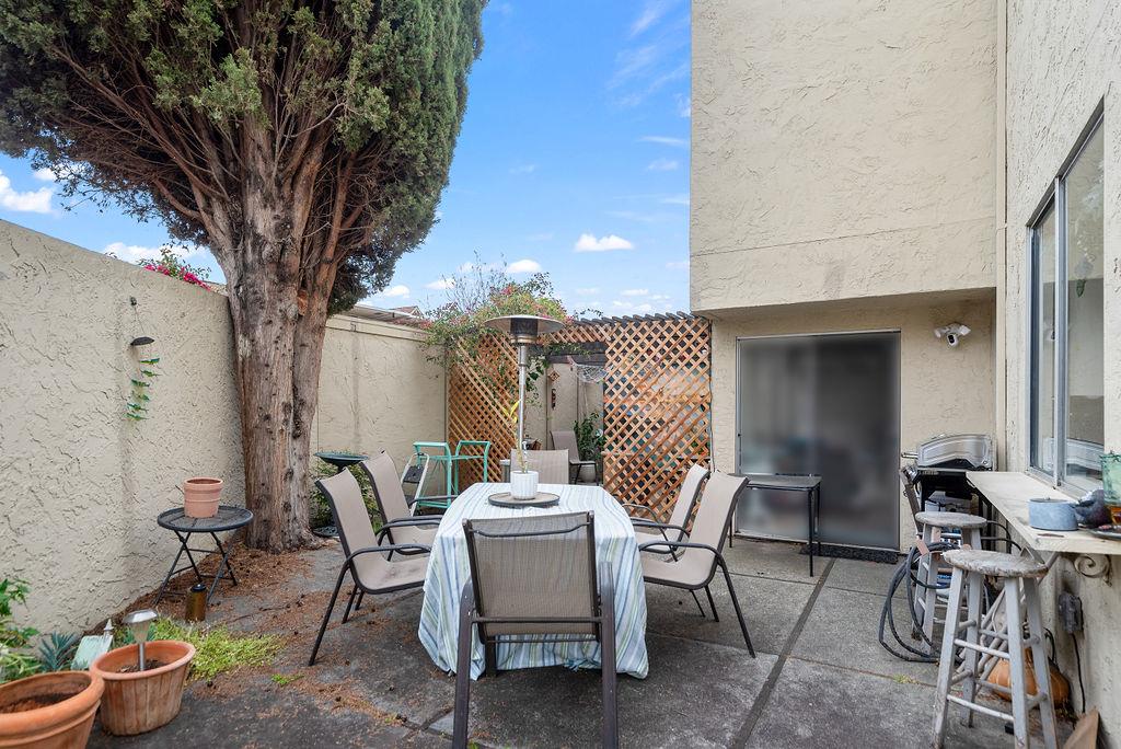 Detail Gallery Image 6 of 8 For 512 S Cascade Ter, Sunnyvale,  CA 94087 - 3 Beds | 2/1 Baths